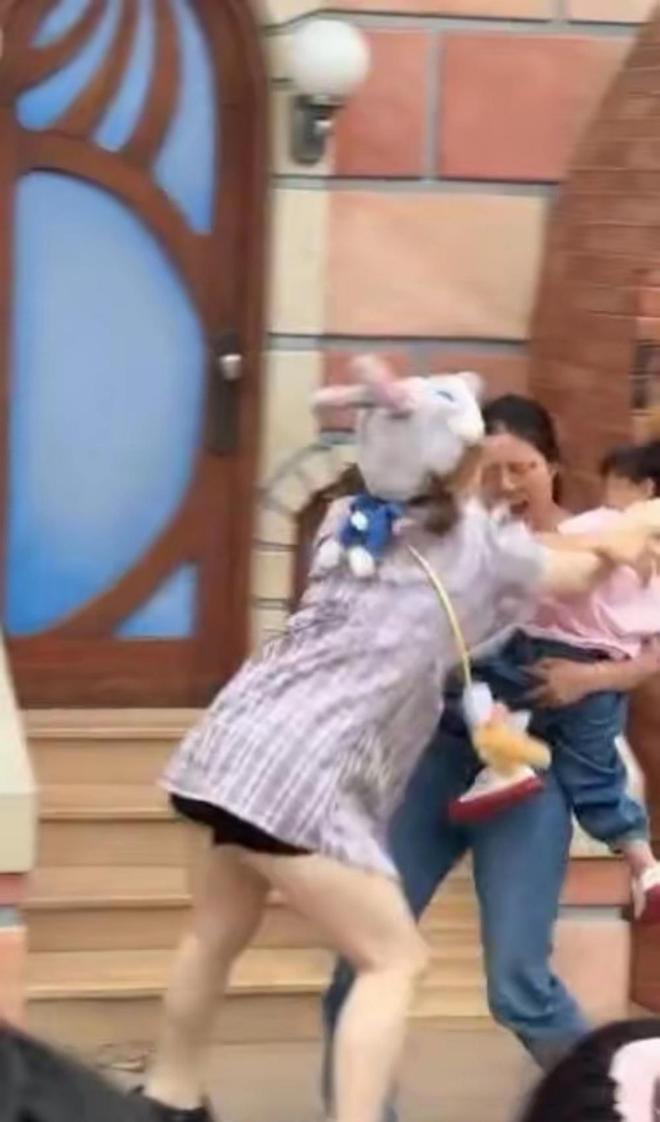 势成疑！兔帽女是否打小孩成最大争议爱游戏爱体育迪士尼情侣现身医院伤(图6)