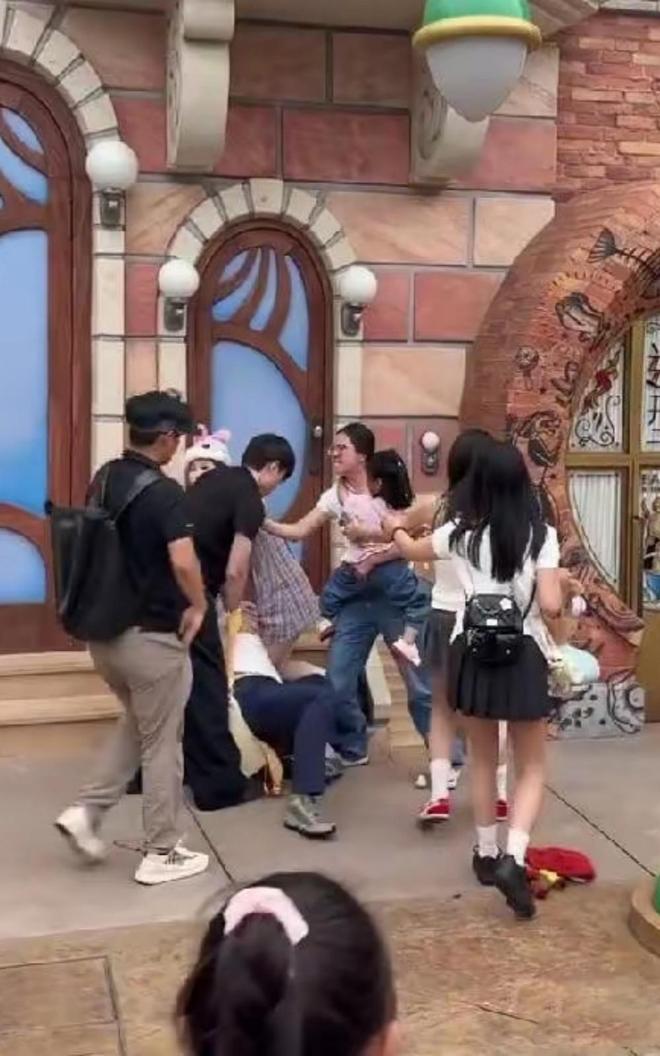 势成疑！兔帽女是否打小孩成最大争议爱游戏爱体育迪士尼情侣现身医院伤(图8)
