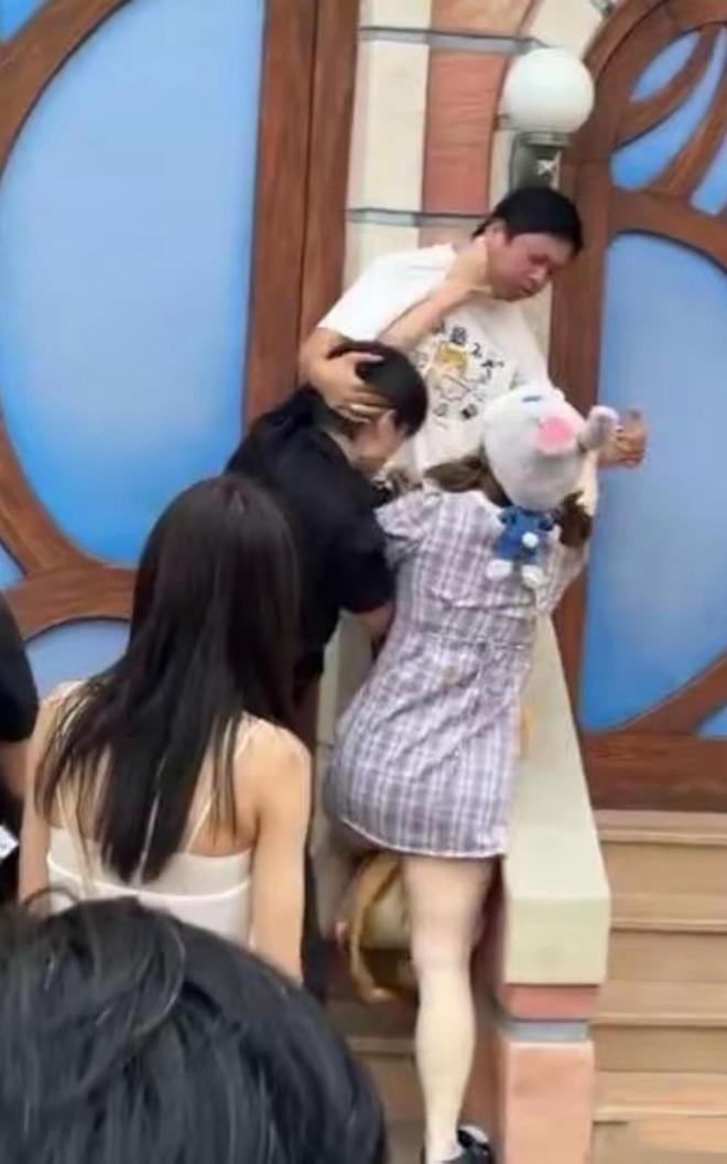 势成疑！兔帽女是否打小孩成最大争议爱游戏爱体育迪士尼情侣现身医院伤(图7)