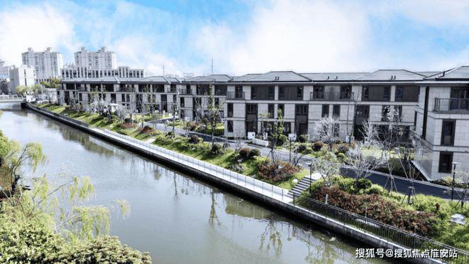 处发布：尼德兰半岛以品质铸就传奇!爱游戏平台聚焦尼德兰半岛别墅售楼(图1)